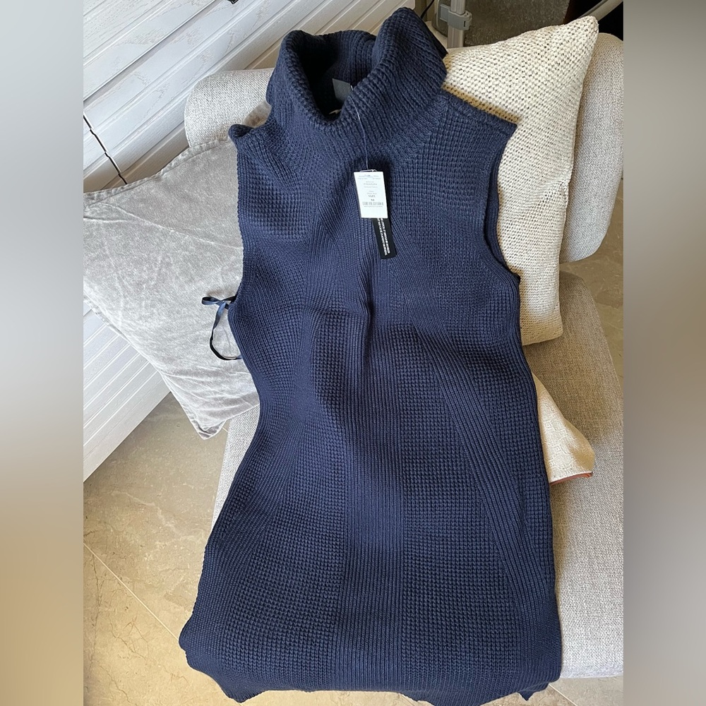 WHITE HOUSE BLACK MARKET sleeved less dress.